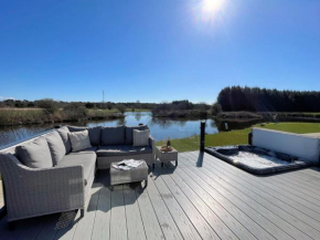 Beautiful Luxury Lakeside Lodge Hot Tub Views Pass the Keys